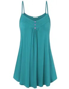 Détail d'une robe tunique bleu sarcelle à col en V avec boutons violets et plis