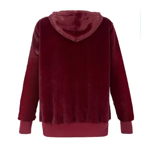 Vue arrière d'une veste à capuche en fausse fourrure bordeaux confortable