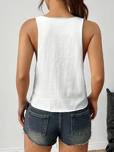 Vista posteriore di un top a canotta in maglia bianca da donna, perfetto per l'estate
