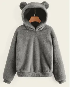 Detailopname van de zachte grijze hoodie met schattige dierenoren op de capuchon.