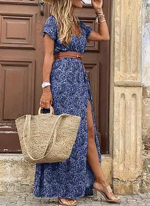 Boho Maxikleid mit V-Ausschnitt, Paisley-Muster, Seitenschlitz und Strohtaschen-Styling