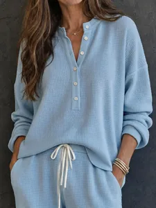 Vista dettagliata del set loungewear celeste in maglia nido d'ape per la donna