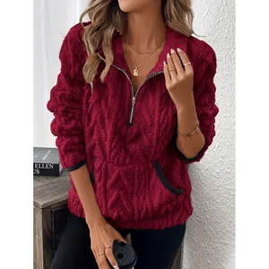 Detailweergave van bordeauxrode fleece sweater voor dames met halve rits en contrast