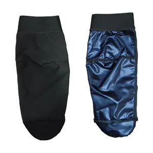 Détail des couvre-pieds de sauna montrant le tissu noir et le revêtement bleu hydratant