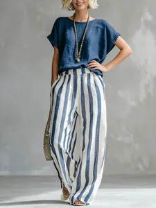 Detalle del conjunto de top azul texturizado y pantalones anchos a rayas para mujer