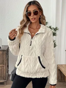 Détail d'un sweat-shirt en peluche jacquard blanc avec col demi-zip et poche