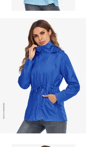 Vue de face d'une veste d'extérieur bleue imperméable avec cordon de serrage