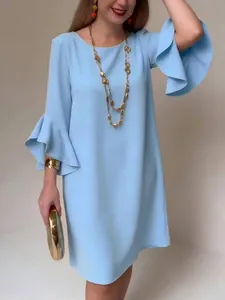 Vestido azul claro elegante con mangas acampanadas y volantes de estilo chic