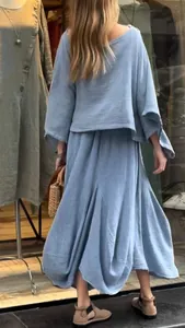 Πίσω όψη ενός casual χαλαρού γαλάζιου σετ φούστας δύο τεμαχίων για γυναίκες σε κατάστημα