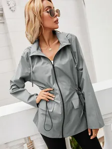 Impermeabile grigio alla moda da donna con cappuccio e coulisse regolabile in vita