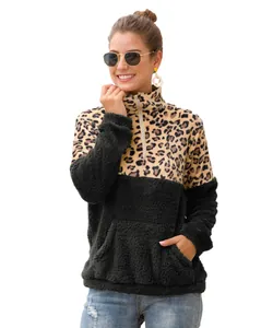 Detailansicht des Fleece-Sweatshirts mit Leopardenmuster-Patchwork und Reißverschluss