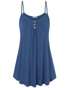 Détail rapproché de cette robe d'été bleu foncé avec col en V et boutons en bois