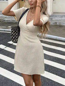 Abito Donna Estivo Francese Manica Corta Scollo a V Senza Schienale Tinta Unita Vita Alta con Laccio Mini Abito a Trapezio Elegante
