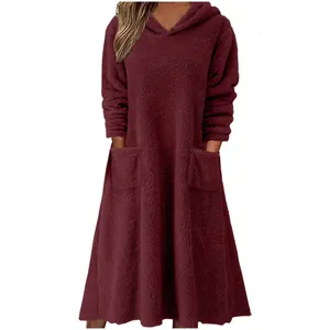 Détail de la robe de détente à capuche en polaire bordeaux avec poches avant