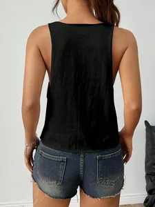 Vista posteriore di una canotta casual in maglia nera da donna con trama fine.