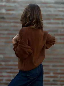 Detaillierte Rückansicht eines braunen Damen-Strickcardigans mit Rippmuster für den Herbst