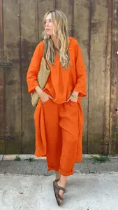 Vue extérieure d'une femme portant un ensemble deux pièces en lin orange éclatant