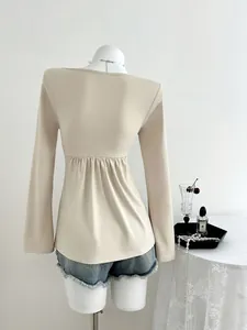 Vue arrière d'un haut beige à manches longues avec taille plissée sur un mannequin