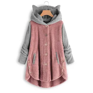 Roze en grijze pluche hoodie met schattige kattenoren en houten knoopsluiting.