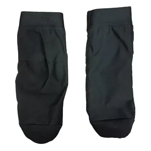 Détail de chaussettes spa sauna noires hydratantes pour soin des pieds