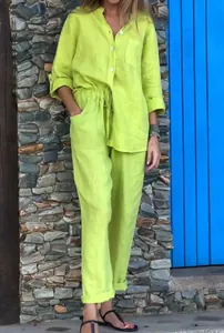 Vue détaillée de l'ensemble deux pièces pour femme en coton et lin vert lime