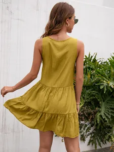 Vista trasera de un vestido corto amarillo mostaza sin mangas con volantes y capas