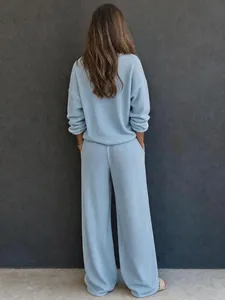 Vista posteriore di un set lounge azzurro in maglia a nido d'ape con pantaloni larghi.