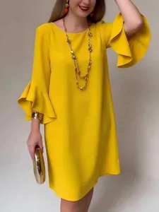 Elegante vestido amarillo con mangas acampanadas, puños con volantes y diseño entallado