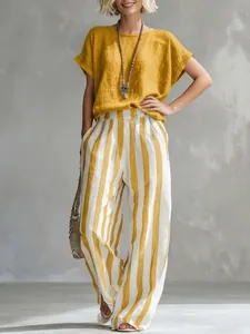 Elegante conjunto de dos piezas para mujer con top amarillo y pantalón ancho a rayas