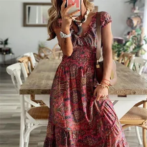 Bohemian Maxikleid mit floralem Muster, tailliertem Design und fließendem Saumverlauf