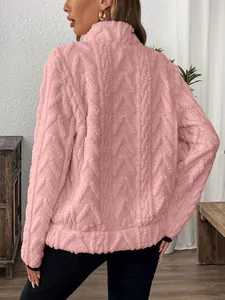 Vue arrière d'un sweat-shirt en polaire rose avec motif à torsades élégant pour femmes