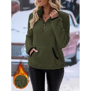 Detailansicht eines warmen Damen-Fleece-Sweatshirts mit Reißverschluss in Olivgrün.