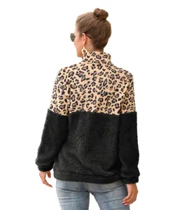 Rückansicht eines kuscheligen Sweatshirts mit Leopardenmuster und schwarzem Sherpa-Fleece