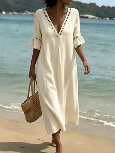 Elegantes weißes Sommer-Strandkleid mit V-Ausschnitt, Spitze und Rüschenärmeln