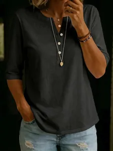 Gros plan d'un t-shirt Henley en coton pour femme gris anthracite boutonné