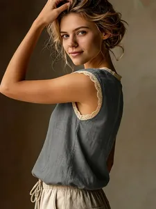 Dettaglio del top vintage da donna in lino grigio con ricamo in pizzo color crema