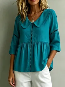 Details von teal Baumwoll-Leinen-Bluse mit Peter-Pan-Kragen und Hohlspitzenbesatz.