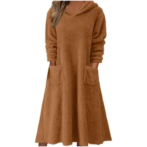 Gros plan d'une robe à capuche marron en peluche ample avec texture polaire douce