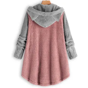 Achteraanzicht van een zachte roze en grijze fleece hoodie met schattige kattenoren