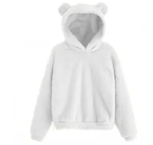 Gedetailleerd overzicht van witte pluchen hoodie met zachte imitatiebont en berenoren