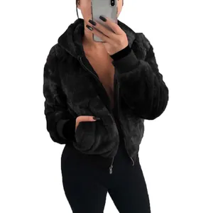 Veste à capuche élégante en fausse fourrure noire pour femme avec fermeture éclair et bords