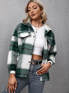 Stijlvolle oversized groen en wit geruite flanellen shacket gedragen door een model nu