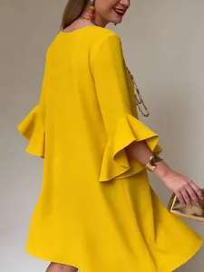 Elegante vestido corto amarillo brillante con modernas mangas acampanadas y un perfil lateral
