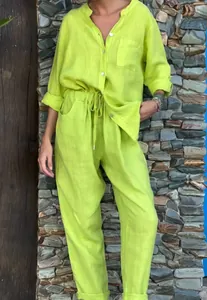 Vue détaillée d'un ensemble chemise et pantalon en lin vert citron pour femme