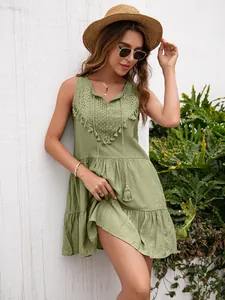 Vista detallada del vestido de verano sin mangas verde salvia con encaje y borlas