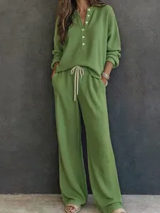Dettaglio di un set lounge verde in maglia a nido d'ape con comodi pantaloni a coulisse