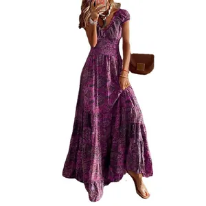 Elegantes lila Boho-Maxikleid mit Paisley-Blumenmuster, gesmokter Taille und V-Ausschnitt