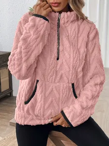 Sweat en polaire sherpa rose avec demi-zip, motif jacquard et poche kangourou.