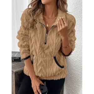 Gezellige camelkleurige pluche sweater met halverwege rits en zwarte bies afwerking