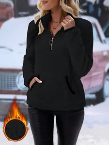 Gemütliches schwarzes flauschiges Damen-Sweatshirt mit Viertelreißverschluss und Taschen